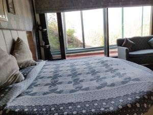 Villa Mountain Crest Kasauli with Treehouse & Sundeck