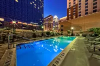 Hampton Inn & Suites Austin Downtown - สระว่ายน้ำบนดาดฟ้า