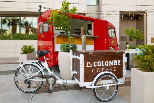 Waldorf Astoria Beverly Hills Отели рядом с достопримечательностью «Родео Драйв»