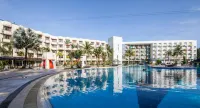 Harris Resort Waterfront Batam - مسبح