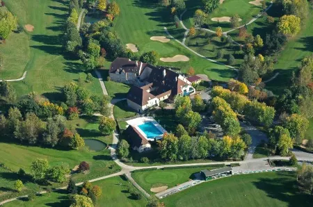 Logis Hôtel Golf le Domaine du Val de Sorne Отели в г. Шарсье