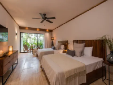 โรงแรม คิมป์ตัน อลูน่า ตูลุม บาย IHG โรงแรมในตูลุม