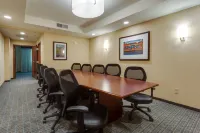 دروري إن آند سويتس جينزفيل فنادق في غينسيفيل