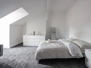 Spacious 4 Bed House in Birmingham, Suitable for Contractors