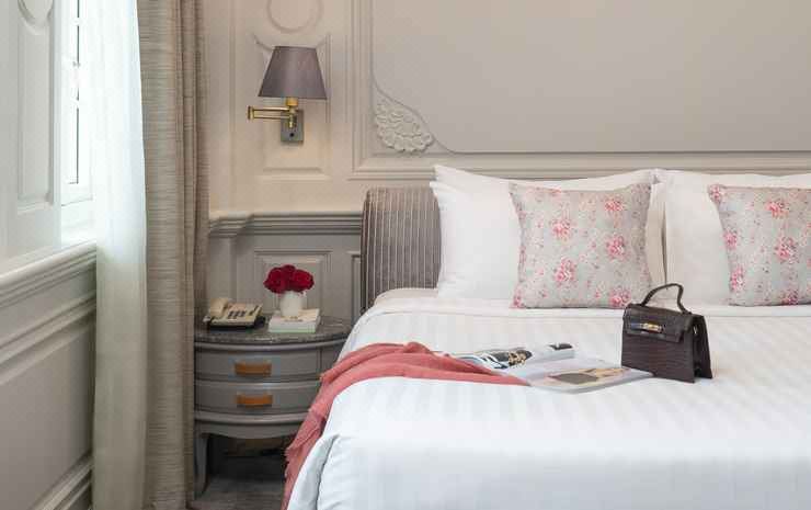 킹스턴 스위트 방콕의 넓고 깔끔한 객실 내부 사진