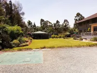 Acacia Tree Lodge Hotels near Langata Link Shops