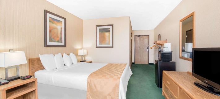 Days Inn & Suites by Wyndham Fargo 19th Ave/Airport Dome Hotels in Fargo