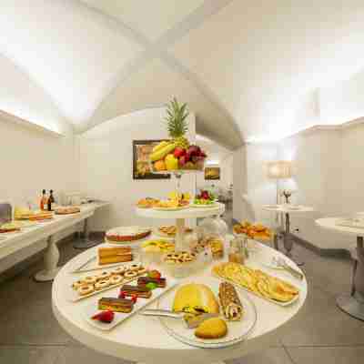 Hotel Touring Dining/Meeting Rooms