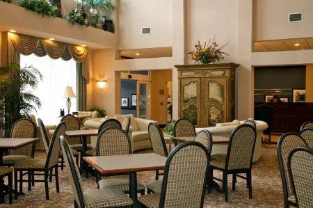 Hampton Inn & Suites Lufkin Отели рядом с достопримечательностью «Зоопарк Эллен Траут»