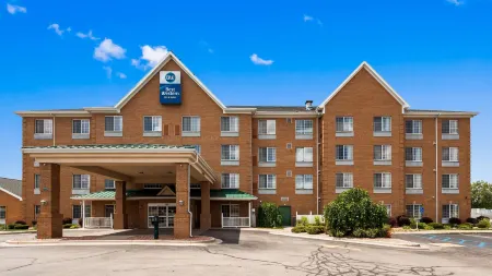 Best Western Executive Inn  Suites Отели рядом с достопримечательностью «Парк Лемери»