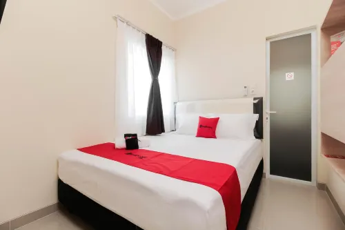 RedDoorz Near Soekarno Hatta Airport - Хоумстей