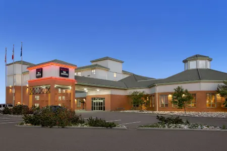 Royal Hotel Edmonton Airport Trademark Collection by Wyndham Отели в г. Ледук