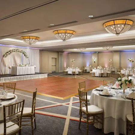 Hilton Arlington Отели рядом с достопримечательностью «Арлингтон-хаус»