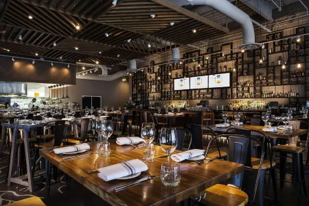 Whitney Peak Hotel Reno, Tapestry Collection by Hilton Отели рядом с достопримечательностью «Парк Ранчо Сан Рафаел Офф-Лиш Дог»