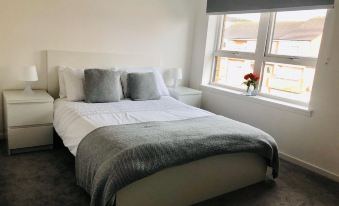 Modern 2 Bed Apartment Near City Centre