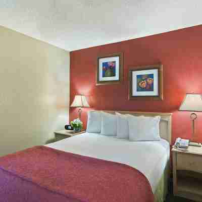 Oxford Suites Lancaster Rooms