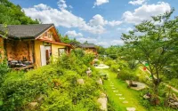 Pyeongchang Dolbaenamu Segeuru Pension Отели рядом с достопримечательностью «Lee Hyo Seok Literature Forest»