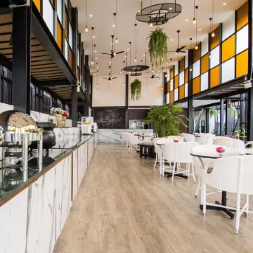 Blue Lagoon Hotel Отели рядом с достопримечательностью «Музей и Образовательный Центр Горных Племен»