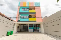 Sans Hotel Clover Ace Surabaya by RedDoorz Hotels in Sambikerep Subdistrict