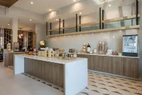 坎頓裏弗斯通公園大道萬楓酒店及套房 - 早餐