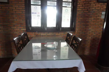 Van Long Elephants Lakeside View Hotel Отели в г. Yang Reh