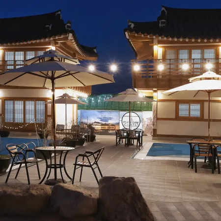 Gyeongju N Hanok Pension Отели рядом с достопримечательностью «Храм Сундокджон»