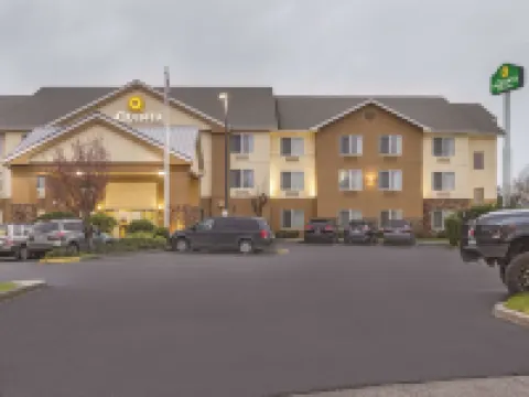 La Quinta Inn & Suites by Wyndham Central Point - Medford セントラル・ポイントのホテル