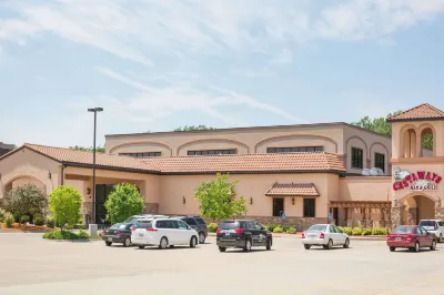 Ramada by Wyndham des Moines Tropics Resort & Conference Ctr Hotels near Candeo