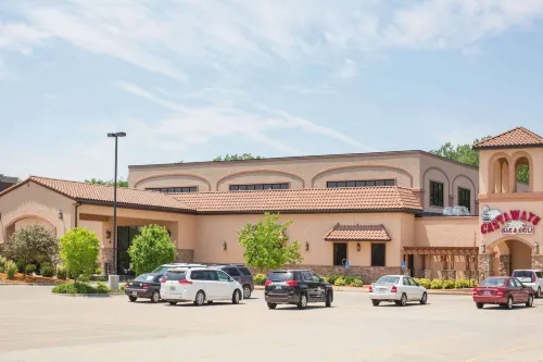 Ramada by Wyndham des Moines Tropics Resort & Conference Ctr Hotels in Urbandale