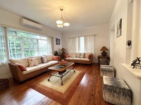 Seagaze Beach House is Perfect for Family, a Few Steps to the Beach Отели в г. Лоуэр Карлтон