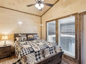 Bear View Estate 2 Bedroom Cabin by RedAwning