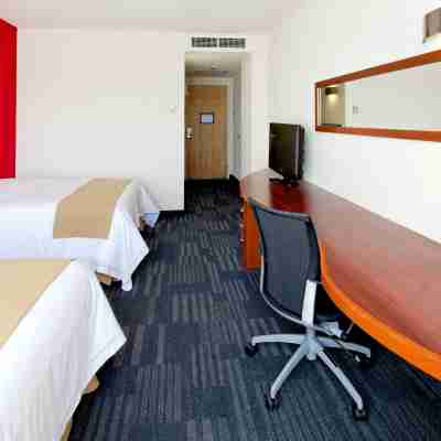 Holiday Inn Express Guadalajara Expo Rooms