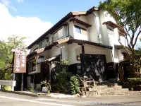 Yufuin Country Road Youth Hostel Hotels near Owl's Forest Zoo