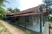 SPOT ON 93527 Agus Kostel SyariahNearWisata Agro Jollong Hotel dekat Waduk Gembong