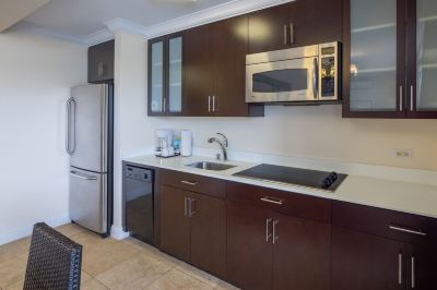 シティビュールーム(1ベッドルーム)(バス1室) リージェンシー オン ビーチウォーク ワイキキ by アウトリガーの写真