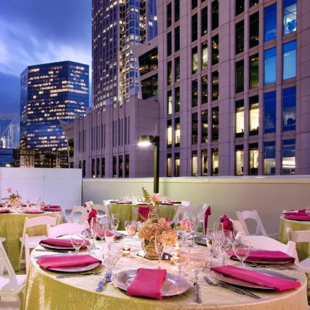 DoubleTree by Hilton Charlotte City Center Отели рядом с достопримечательностью «Банк оф Америка Стадиум»