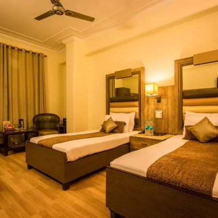 The Suncourt Hotel Yatri Отели рядом с достопримечательностью «Карол-Бах»