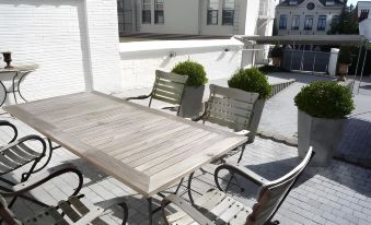 Hotel St James - Housity