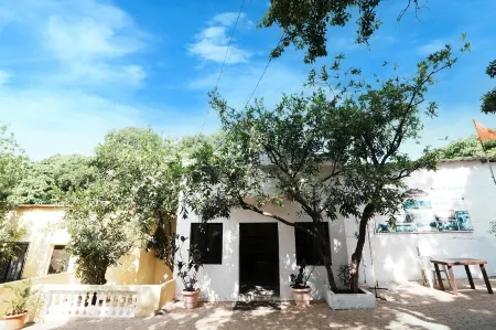 Dwarka Lawns Cottages Отели рядом с достопримечательностью «Poonam Chowk»