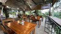Forest Resort & Onsen فنادق في Pacet