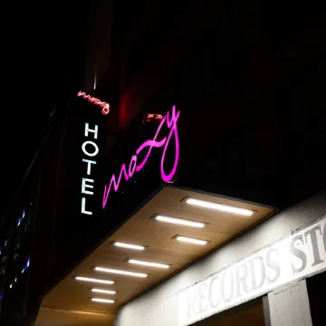 Moxy Nashville Downtown Отели рядом с достопримечательностью «Музей Пэтси Клайн»