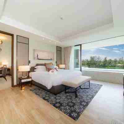 Stylish Lakeview Apt | 2BR 2BA + Balcony Views and Private Jacuzzi Rooms