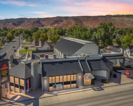 รามาดา โดย วินดัม ริชฟิลด์ UT I-70 โรงแรมในริชฟิลด์