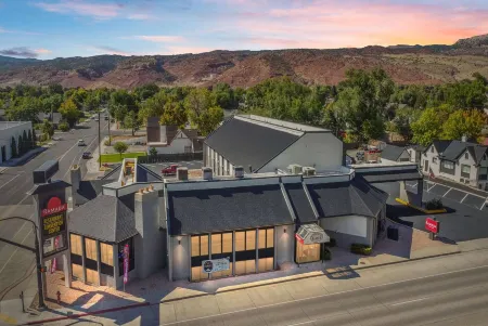 Ramada by Wyndham Richfield UT I-70 Отели в г. Ричфилд