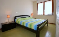 Moderno appartamento in un residence in stile resort con piscina
