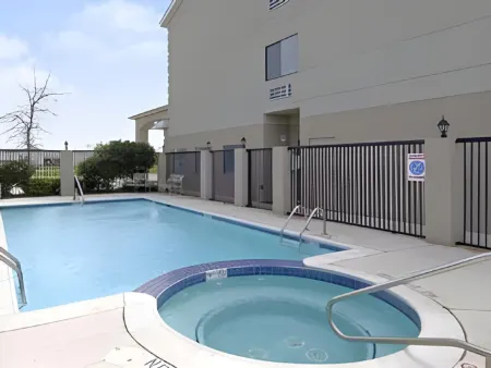 Super 8 by Wyndham Pasadena Отели в г. Пасадина