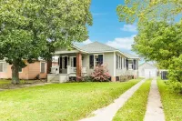 2 bedroom getaway with beautiful varnished wood design!