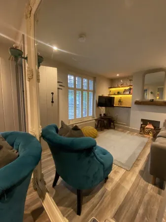 Beautiful luxe coastal cottage - 5 mins walk to town & beach. Dogs welcome. Отели в г. Олдборо