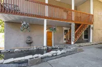 Impressive Private 2BR Suite w/Parking Univ Area - Apartments