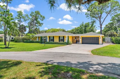 4/3 Pool Home w/ Private Backyard, 3 mi to Beach! Downtown Abacoa附近的飯店